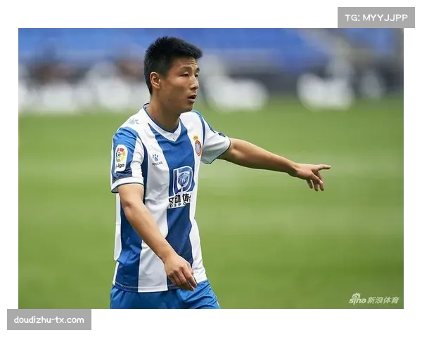 特写：赛后混合采访区，失点导致球队失分的贝蒂斯前锋神情落寞。